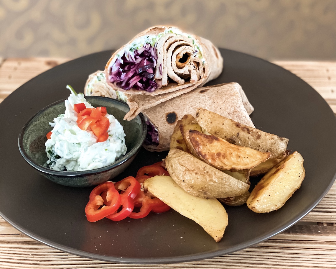 Wrap mit Schweinekarre, Apfel-Kren Krautsalat und Kräutertopfen