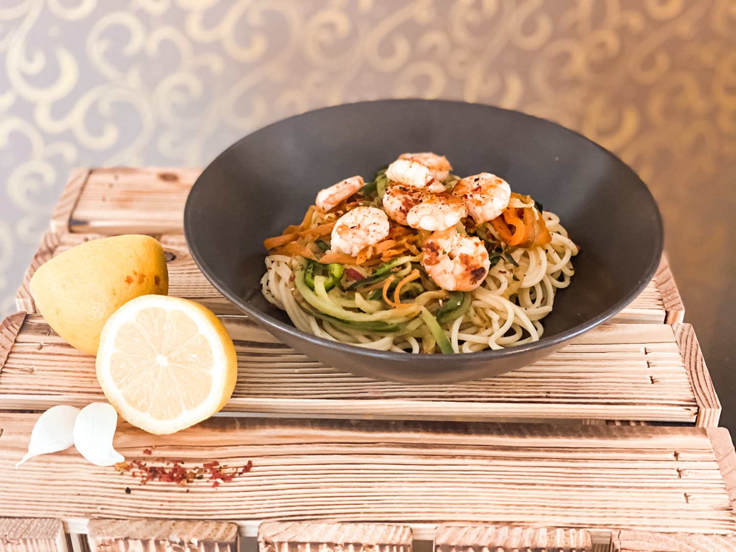 Zucchini-Karotten Zoodles mit Garnelen