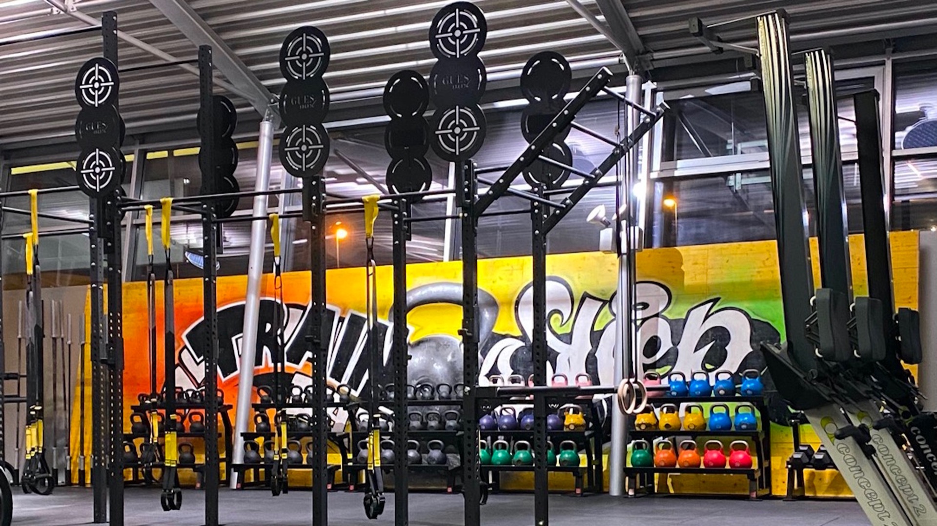 Rig mit Train Eat Sleep Repeat Graffiti im Hintergrund